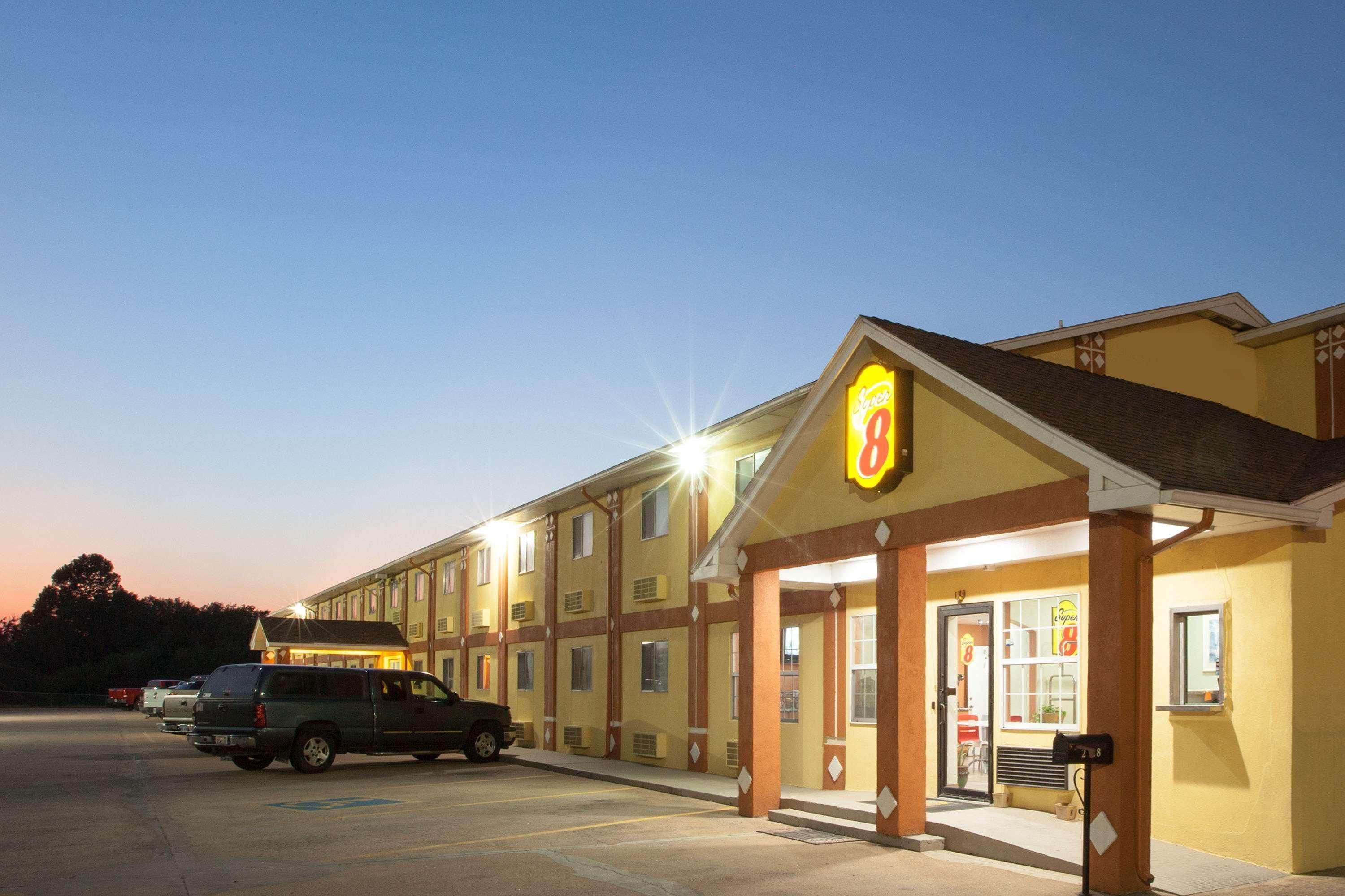 Super 8 By Wyndham Chickasha Hotel Buitenkant foto